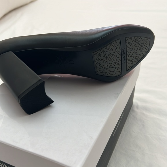 Nine West Black Leather Pump - Picture 7 of 8